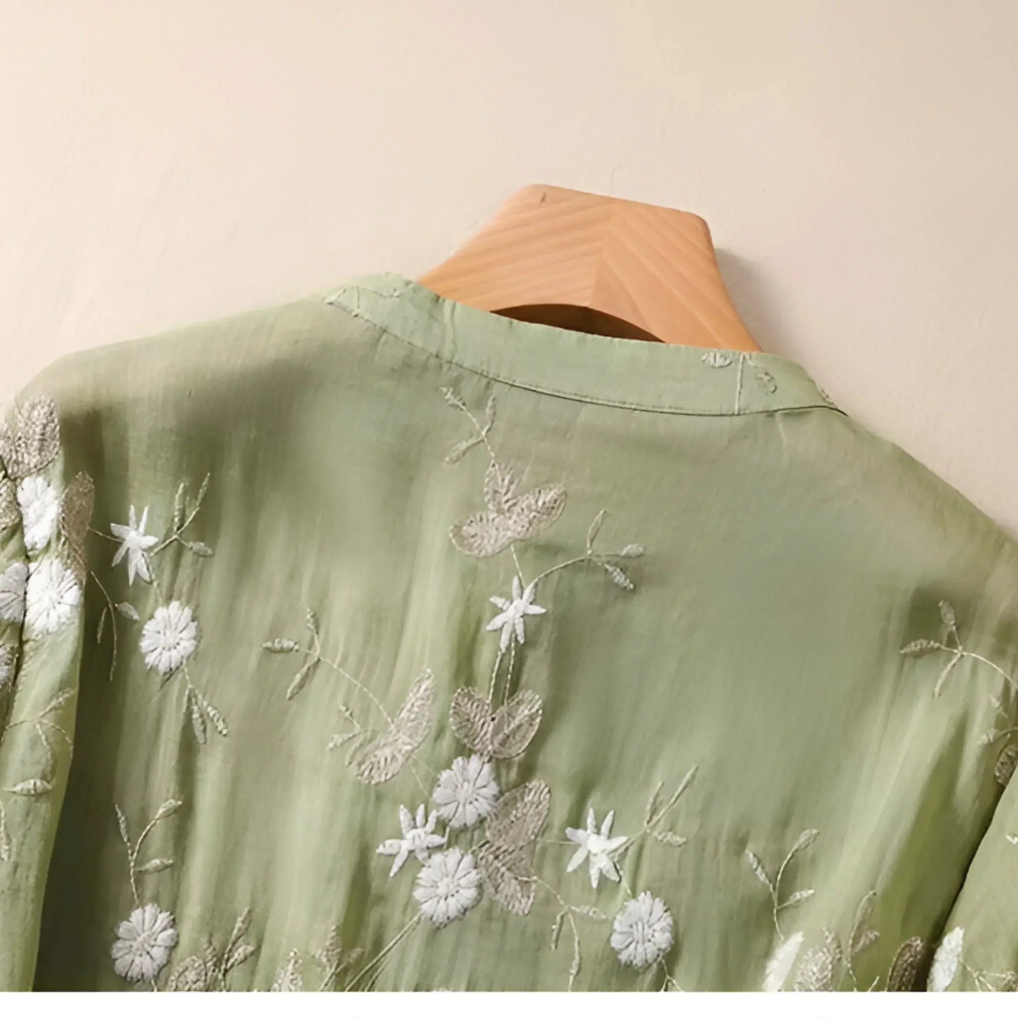 Yvonne | Floral embroidery loose blouse