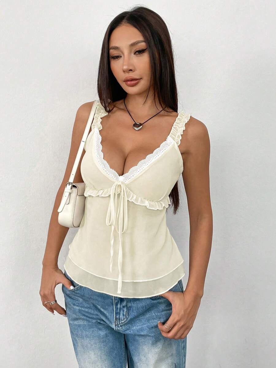Chic coquette top i blonder patchwork med flæsekant og lagdelt design