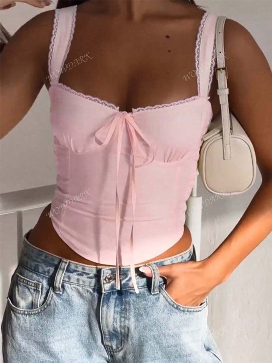 Haut coquette en dentelle avec lien sur le devant et design style corset