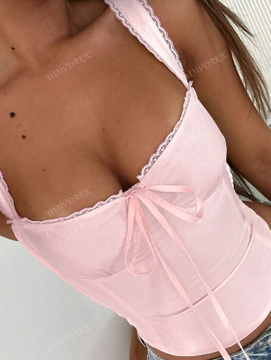 Haut coquette en dentelle avec lien sur le devant et design style corset