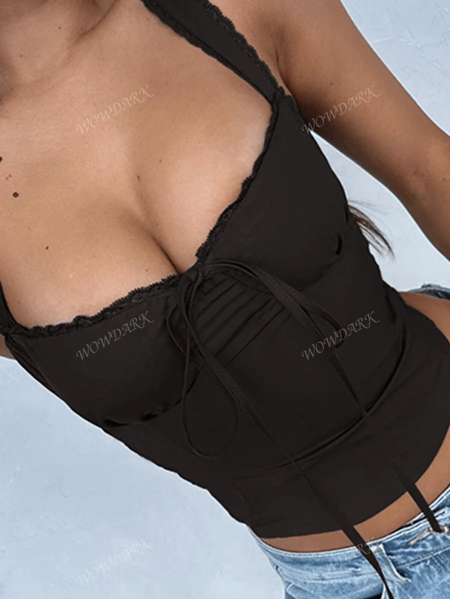 Haut coquette en dentelle avec lien sur le devant et design style corset