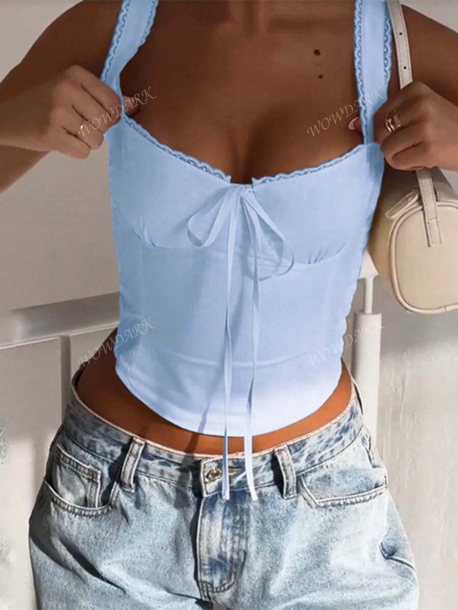Haut coquette en dentelle avec lien sur le devant et design style corset