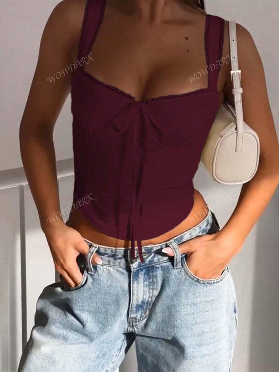 Haut coquette en dentelle avec lien sur le devant et design style corset