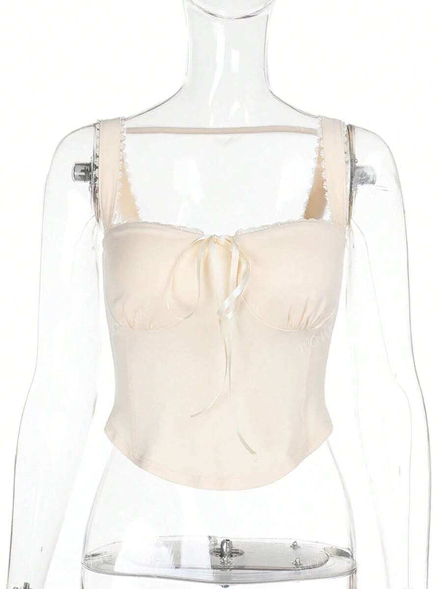 Haut coquette en dentelle avec lien sur le devant et design style corset