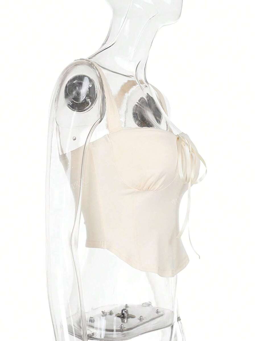 Haut coquette en dentelle avec lien sur le devant et design style corset