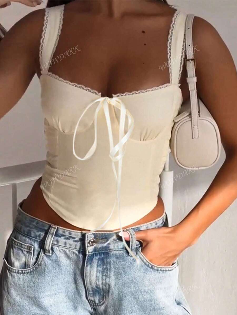 Haut coquette en dentelle avec lien sur le devant et design style corset