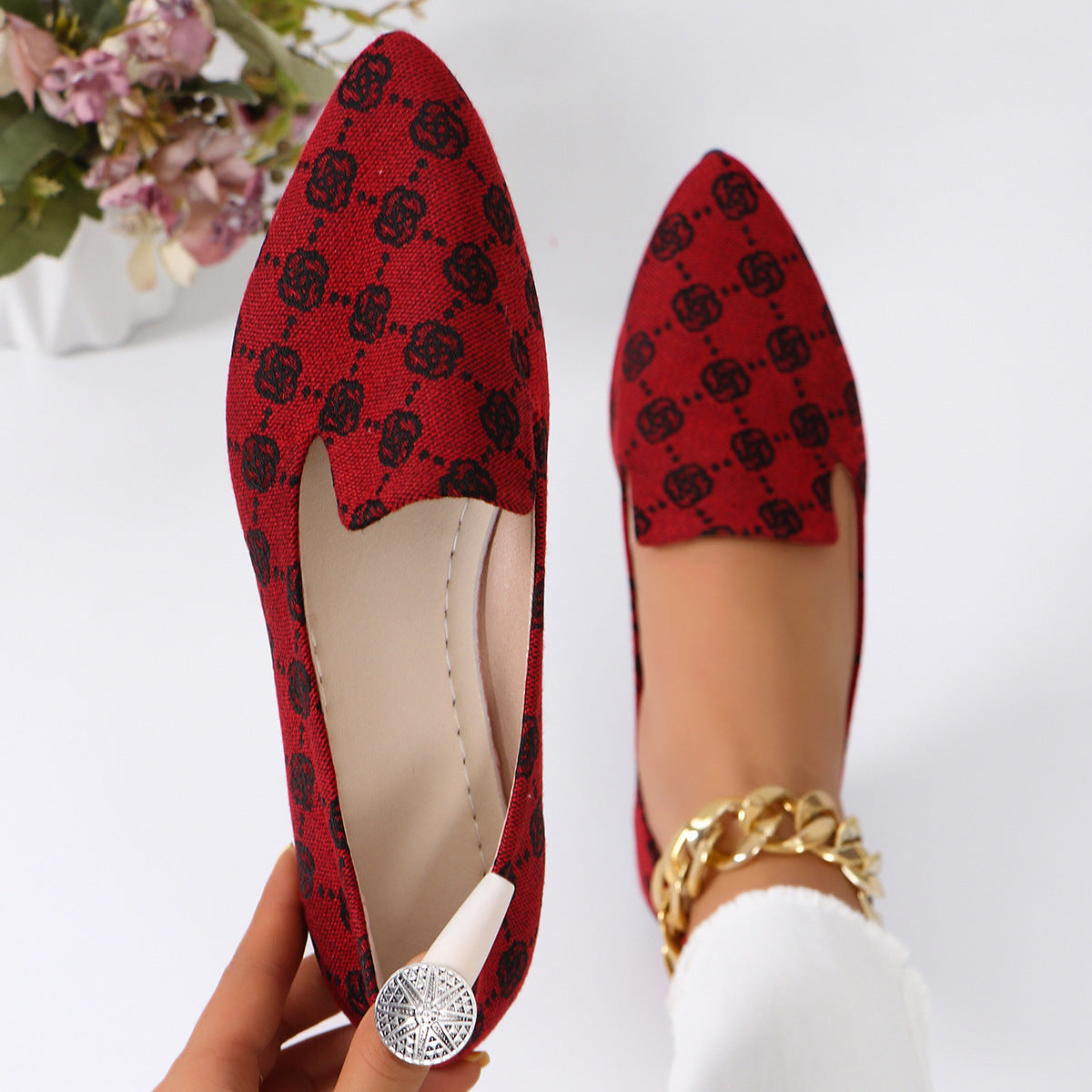 Elegant canvas ballerinas with chic lace and comfortable fit