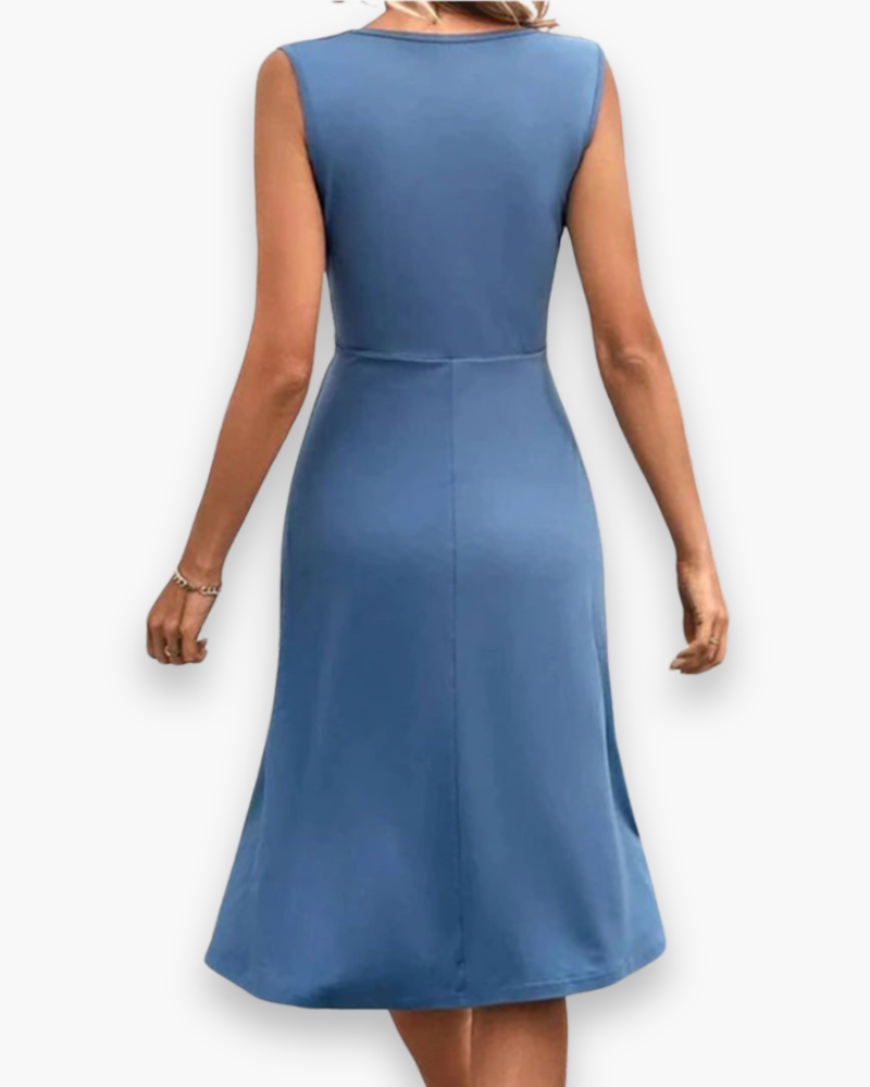 Sleeveless floral midi dress, elegant and flowing, with a crossed neckline