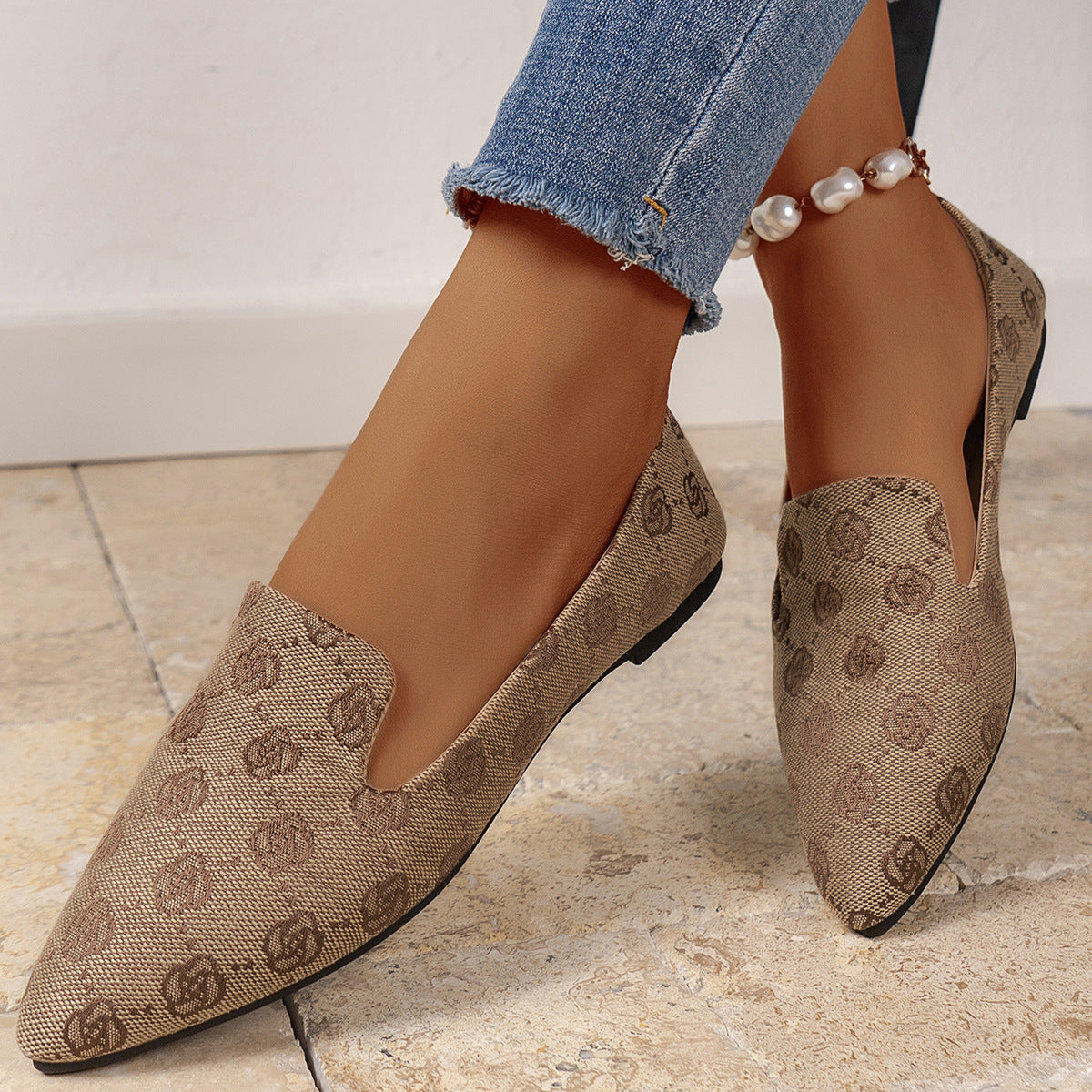Elegant canvas ballerinas with chic lace and comfortable fit