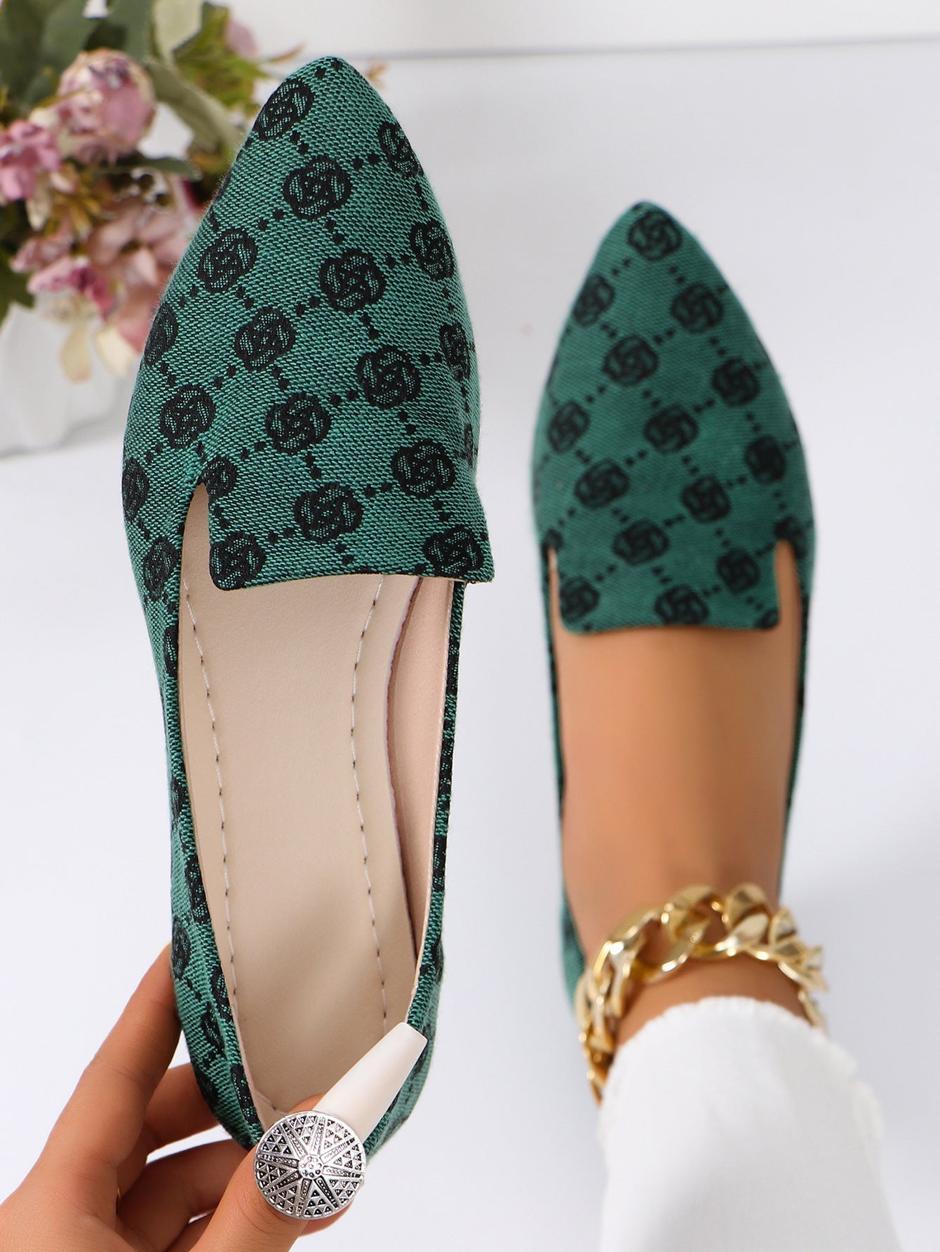 Elegant canvas ballerinas with chic lace and comfortable fit