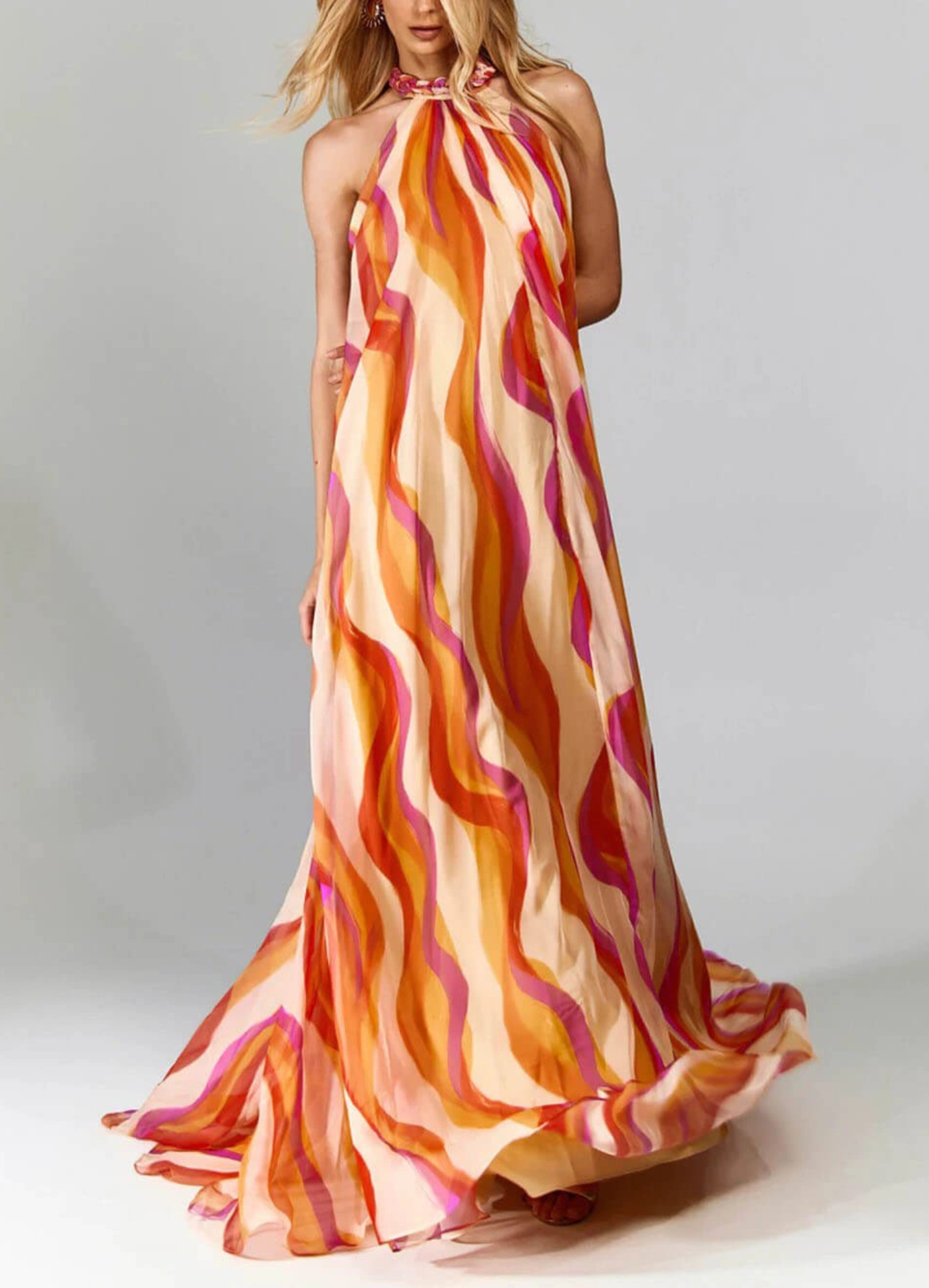 Robe de soirée satinée à dos nu et décolleté plongeant femme