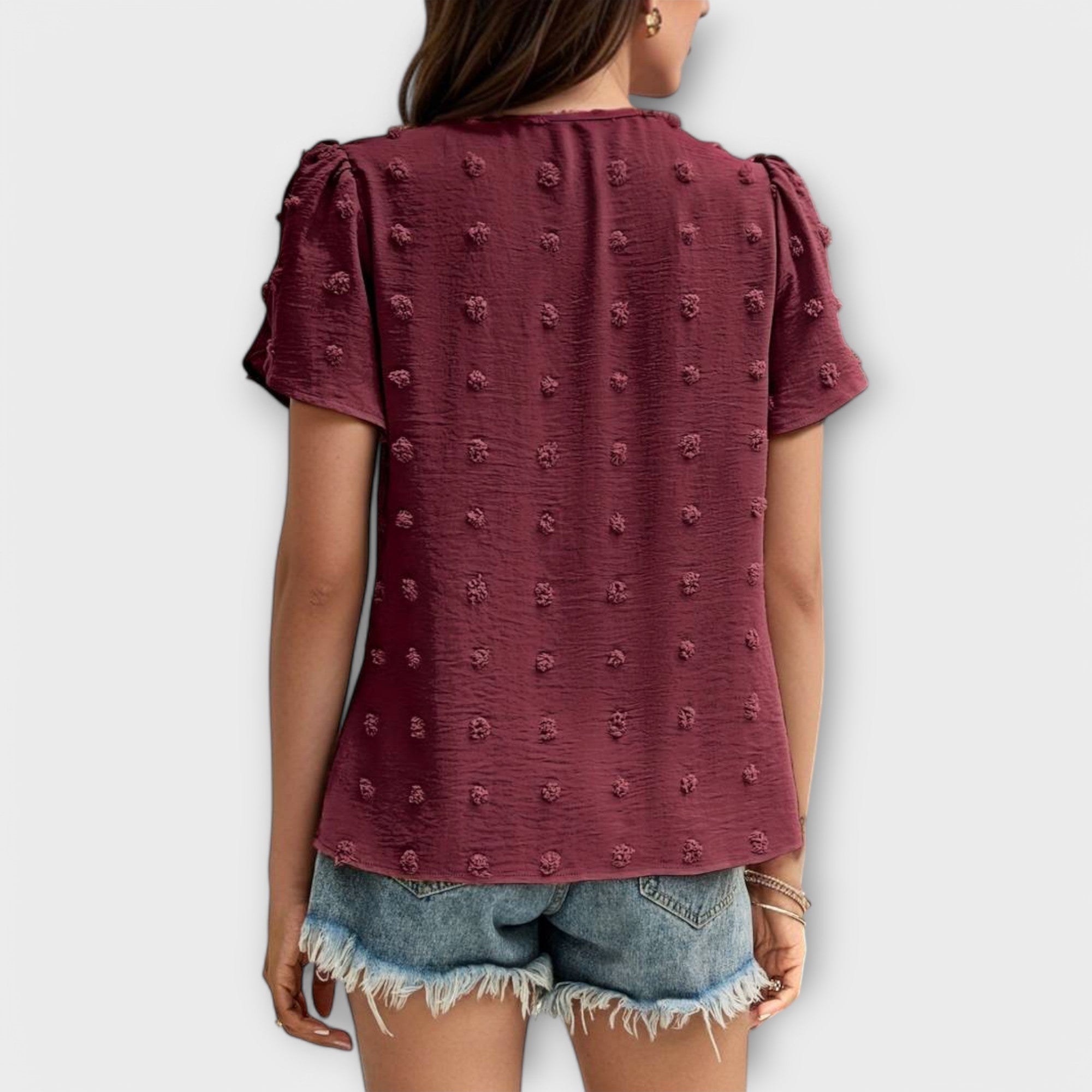 Blouse à pois et manches fleuries – Élégance féminine chic