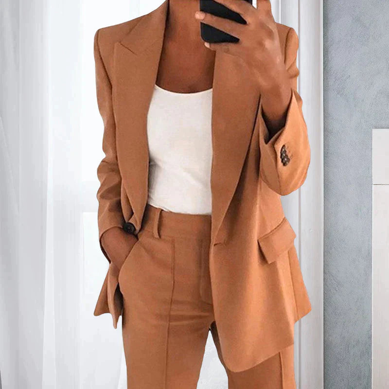 Elsa – Blazer et pantalon business, élégants et professionnels, parfaits pour un look raffiné au bureau