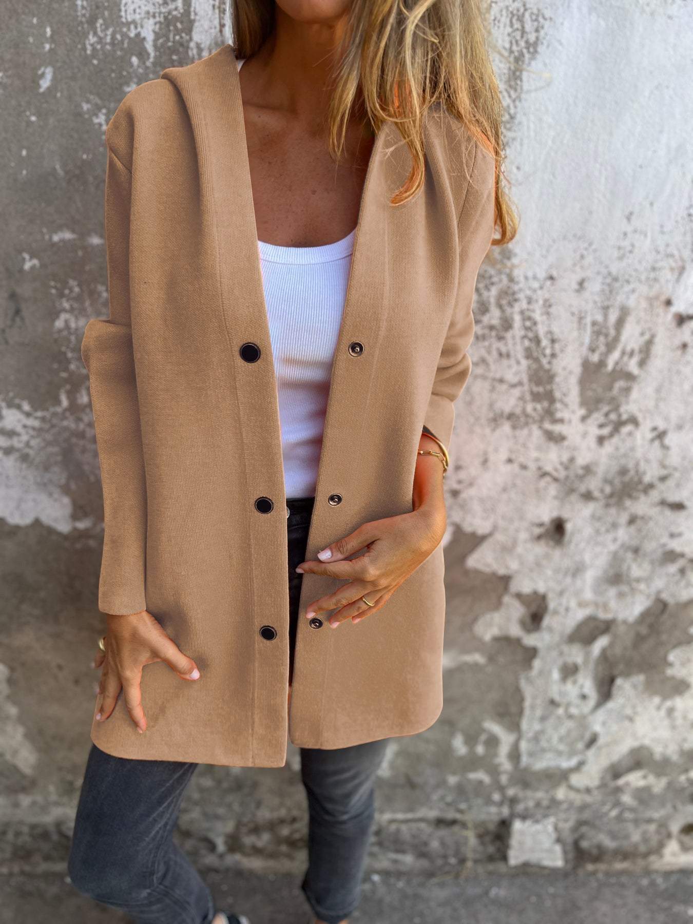 Emélie - Cardigan avec boutons et capuche Covadonga, alliant confort et style décontracté