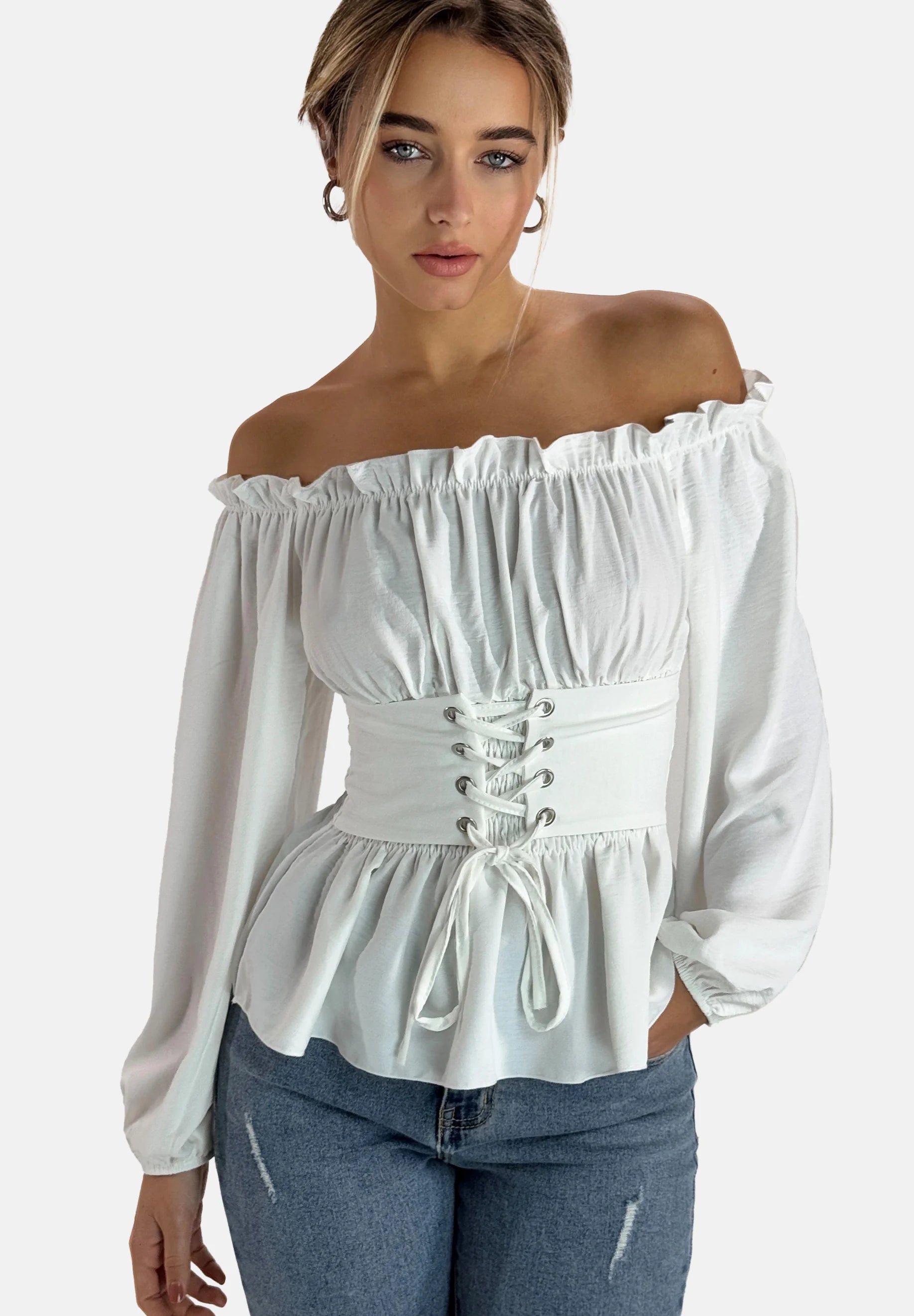 Hauts coquettes à épaules dénudées et smocké blanc avec une esthétique péplum