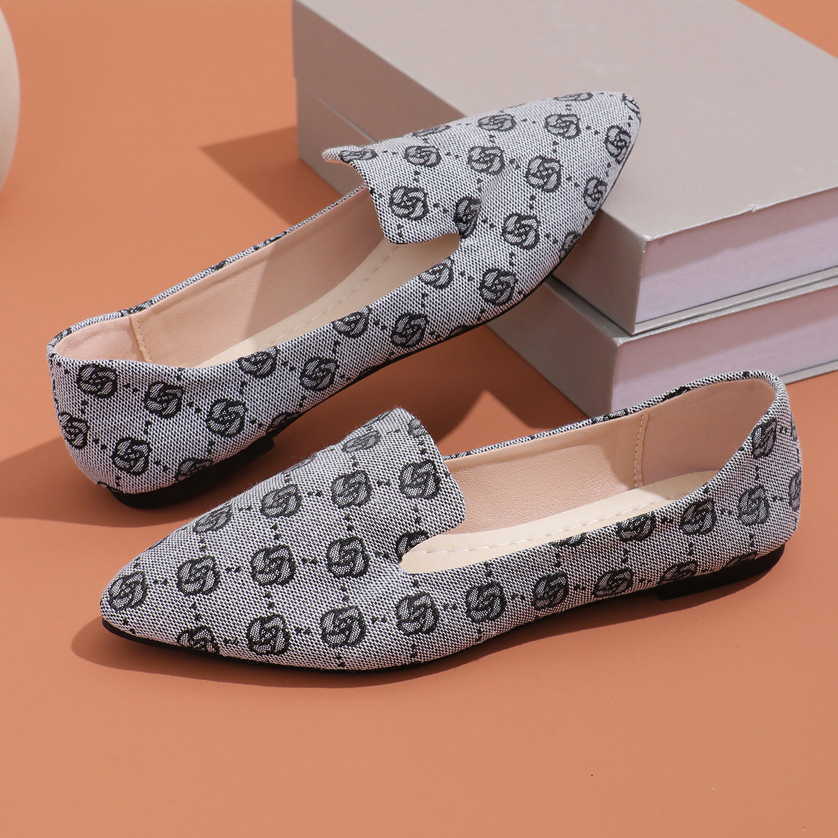 Elegant canvas ballerinas with chic lace and comfortable fit