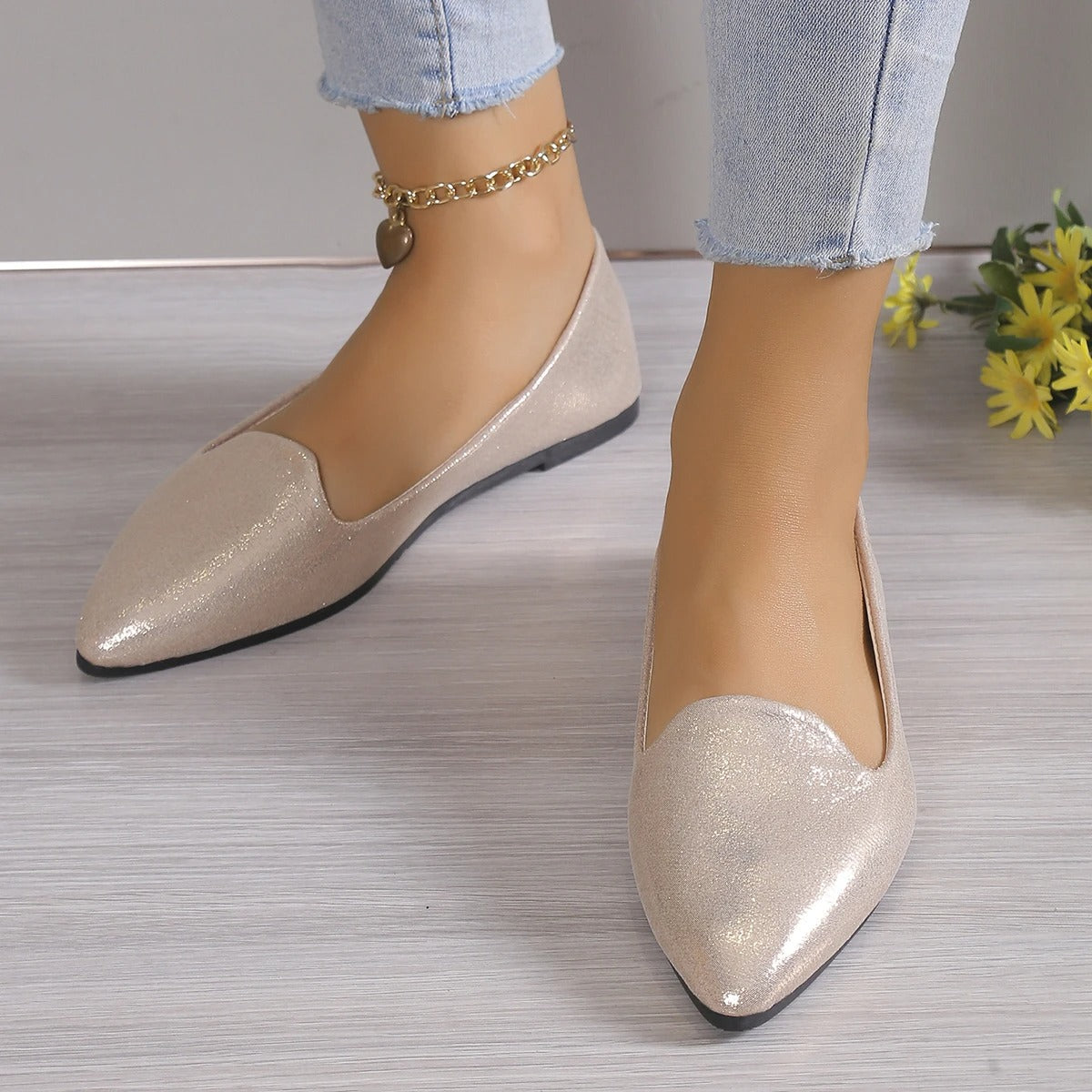 Elegant pointed-toe ballerinas with soft and flexible sole for women