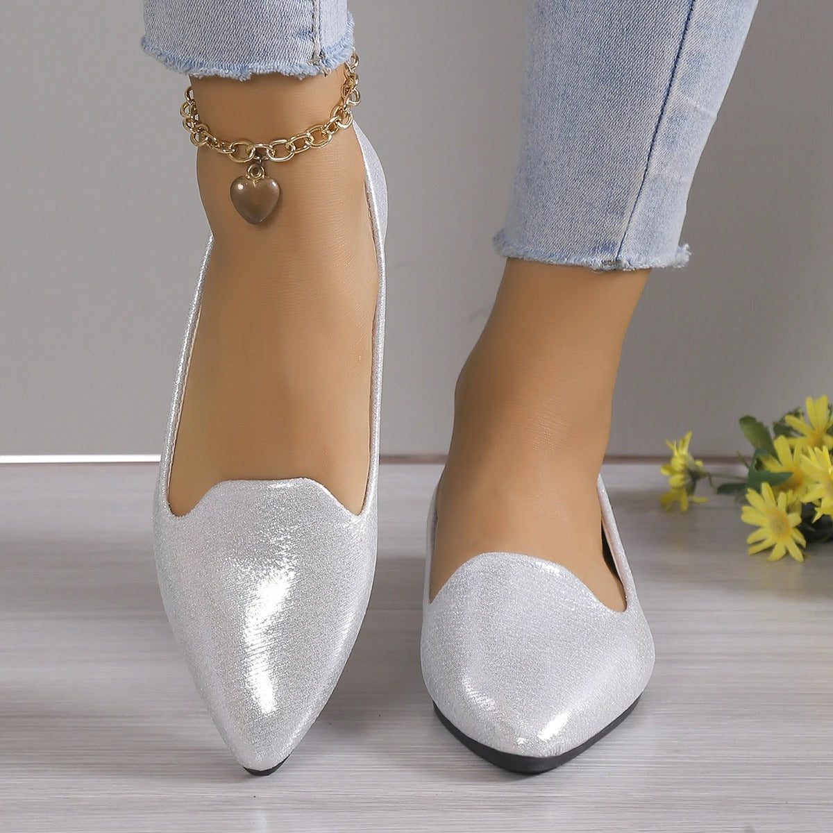 Elegant pointed-toe ballerinas with soft and flexible sole for women