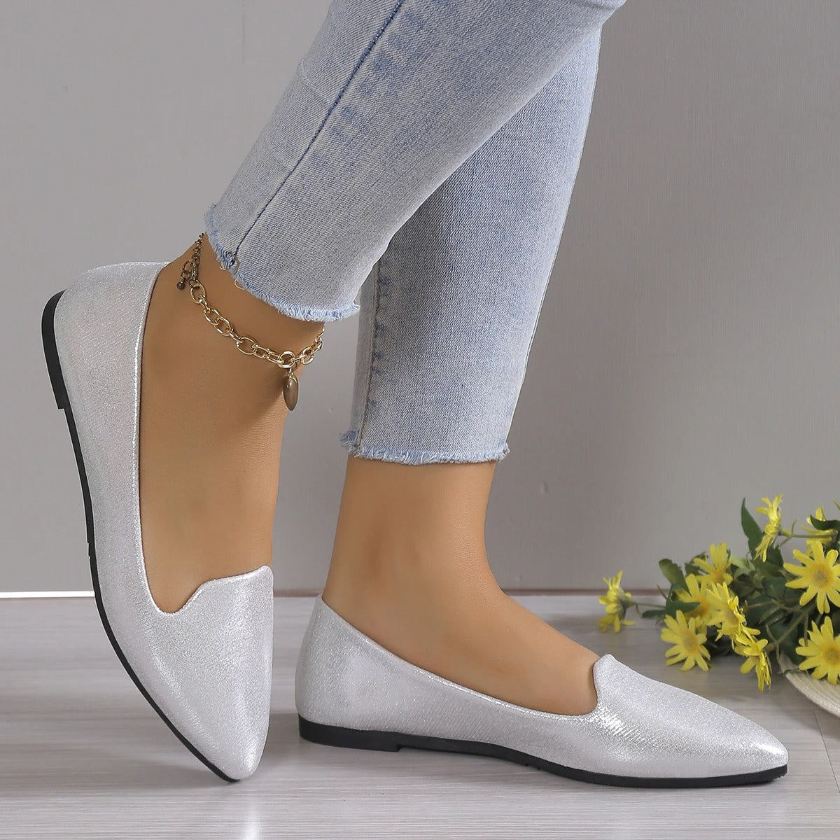 Elegant pointed-toe ballerinas with soft and flexible sole for women