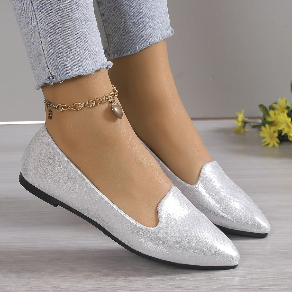 Elegant pointed-toe ballerinas with soft and flexible sole for women