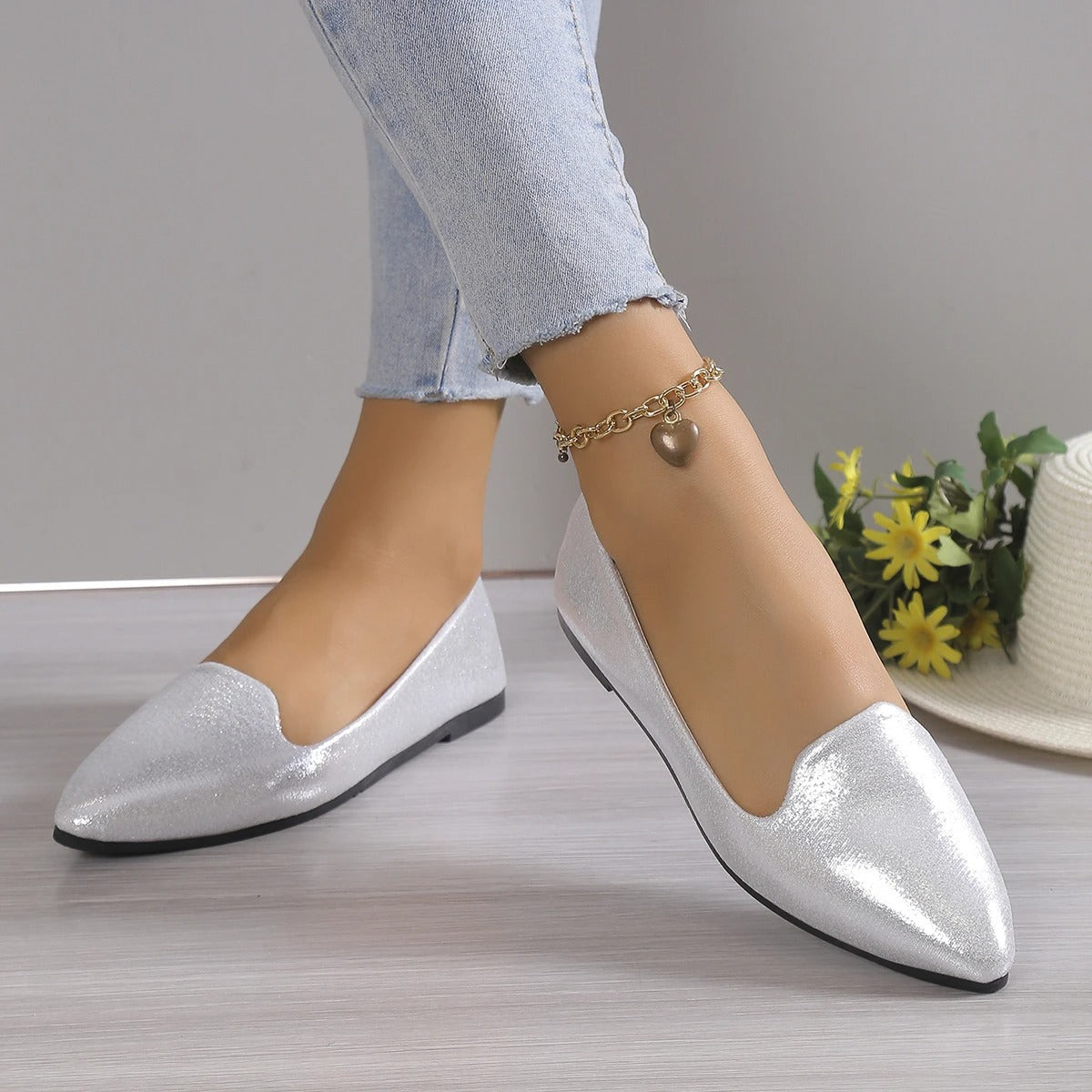 Elegant pointed-toe ballerinas with soft and flexible sole for women