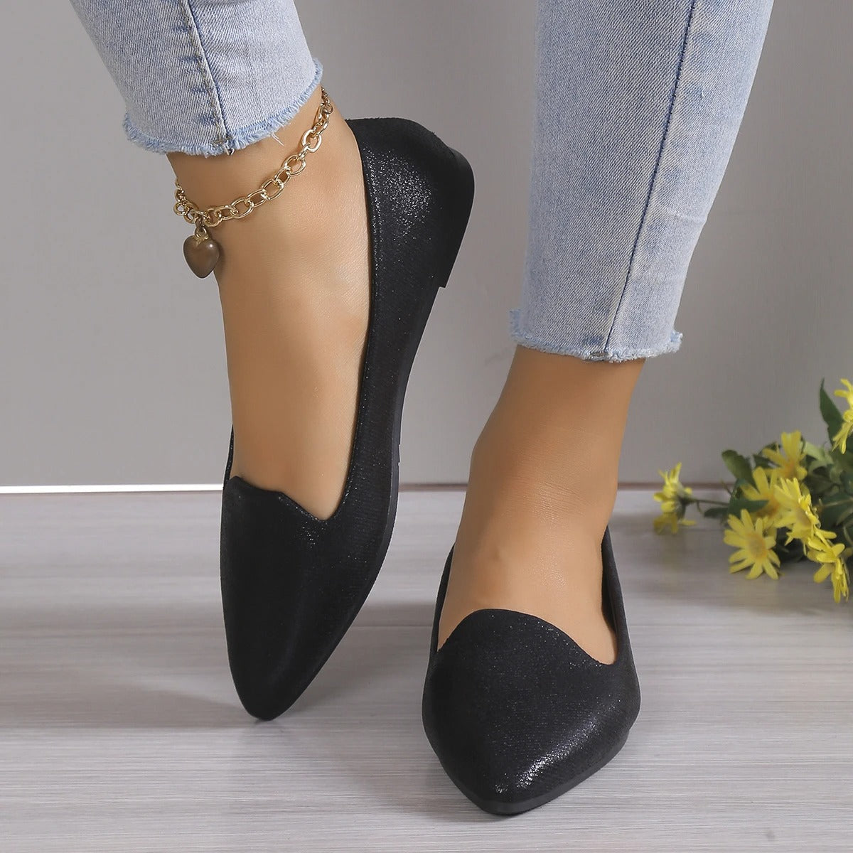 Elegant pointed-toe ballerinas with soft and flexible sole for women