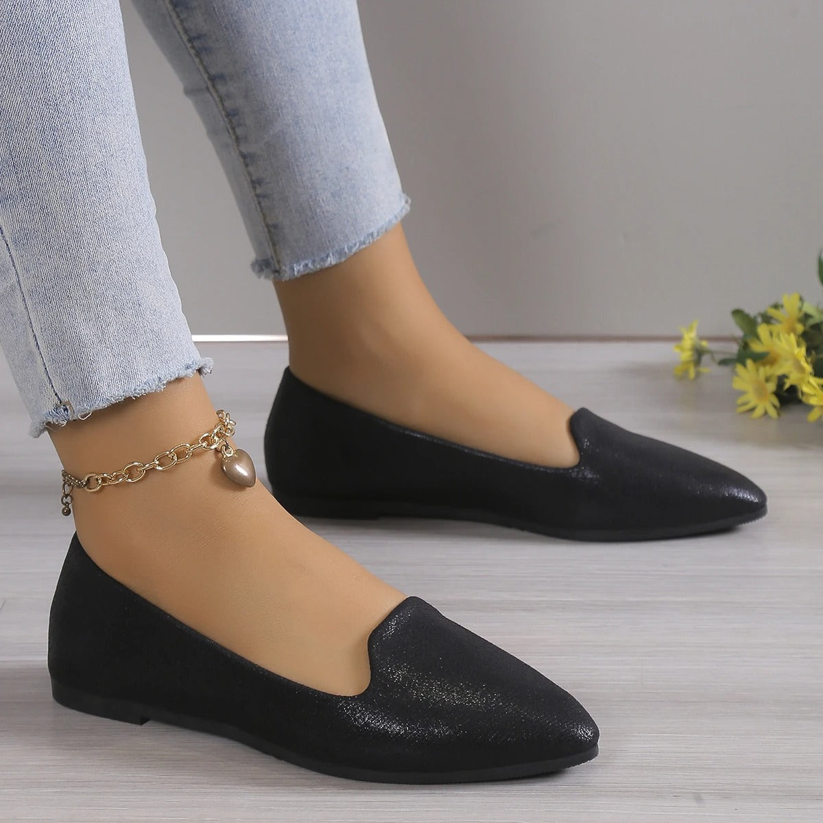 Elegant pointed-toe ballerinas with soft and flexible sole for women