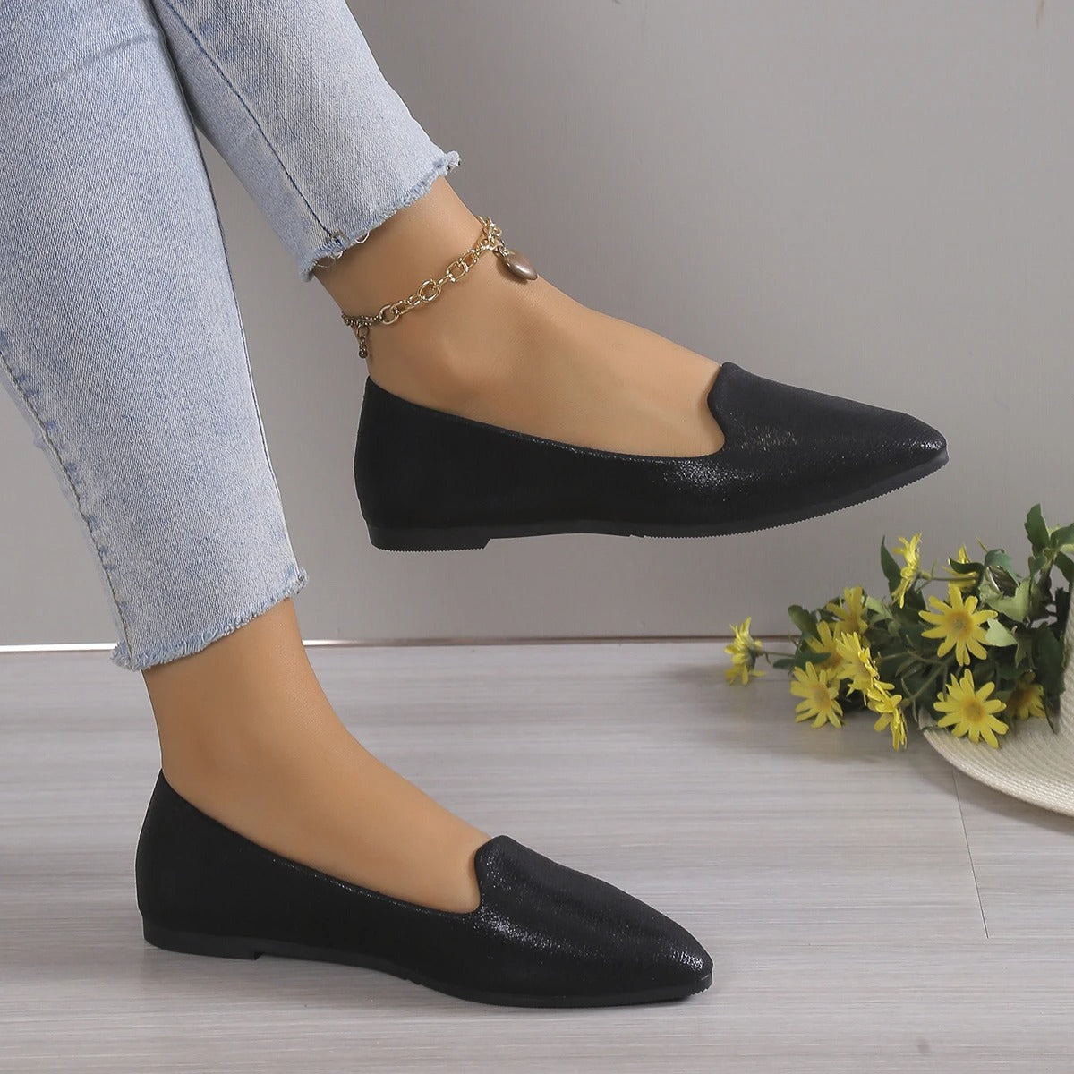 Elegant pointed-toe ballerinas with soft and flexible sole for women