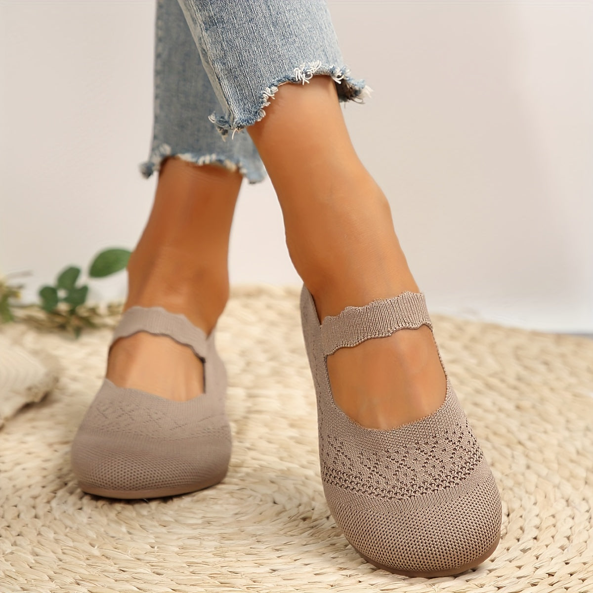 Elegant ballerinas with soft fabric and elegant strap detail for women