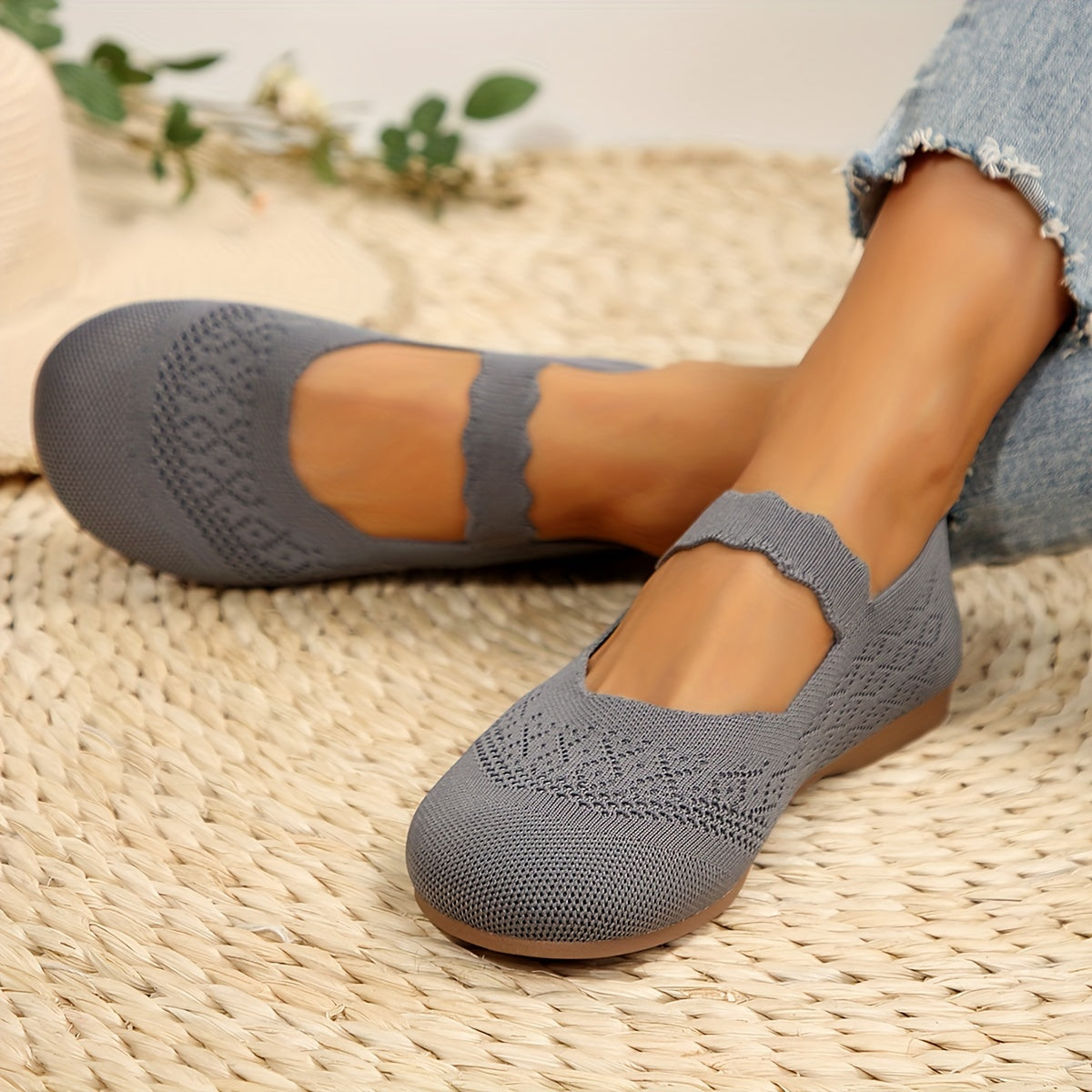 Elegant ballerinas with soft fabric and elegant strap detail for women