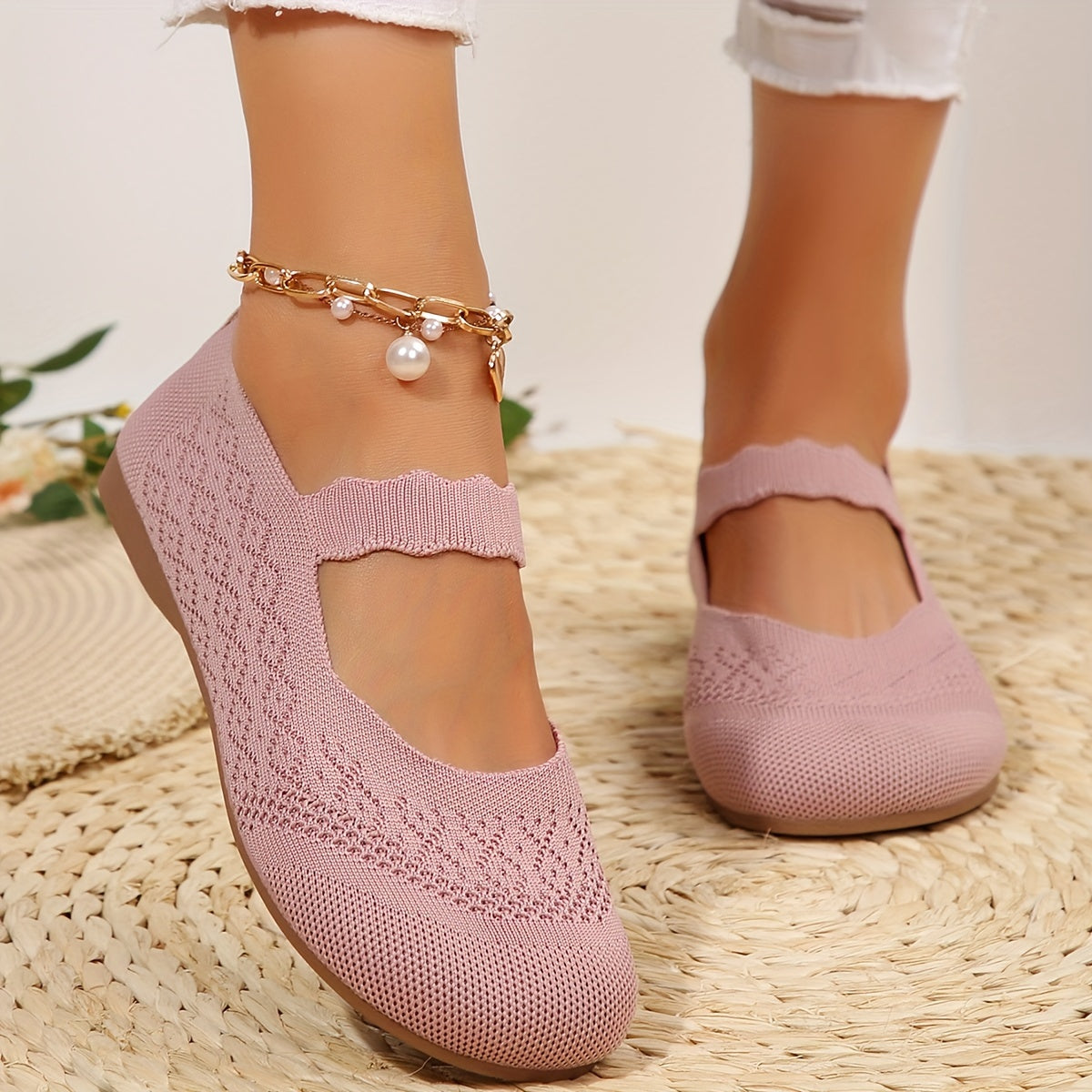 Elegant ballerinas with soft fabric and elegant strap detail for women
