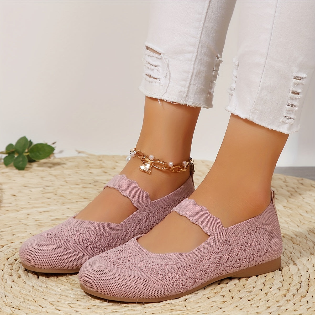 Elegant ballerinas with soft fabric and elegant strap detail for women