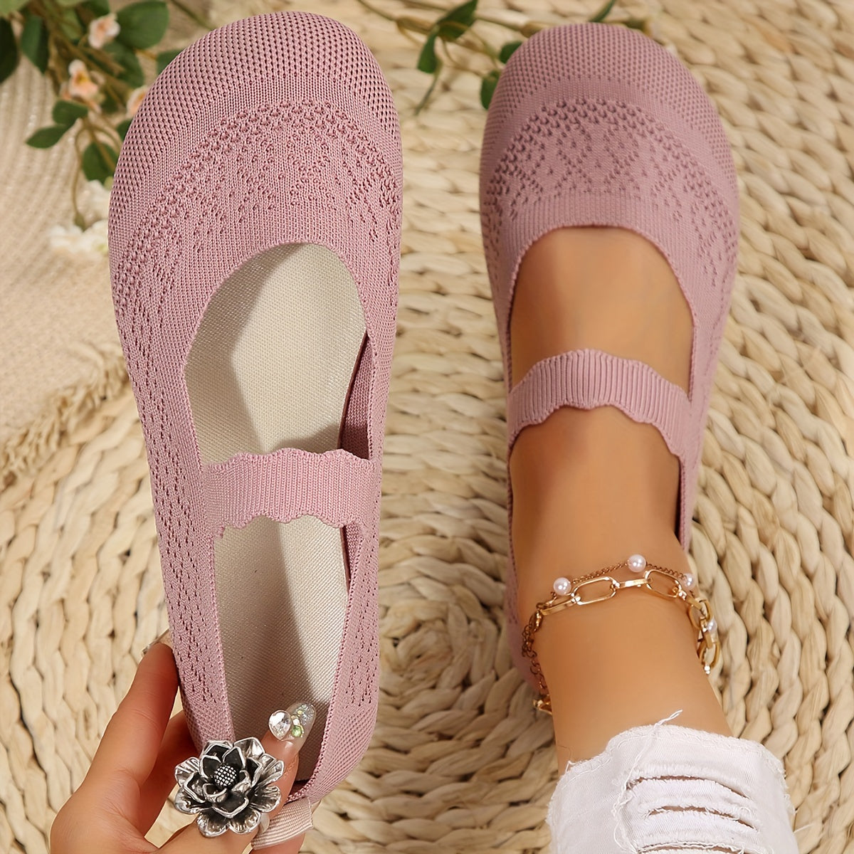 Elegant ballerinas with soft fabric and elegant strap detail for women