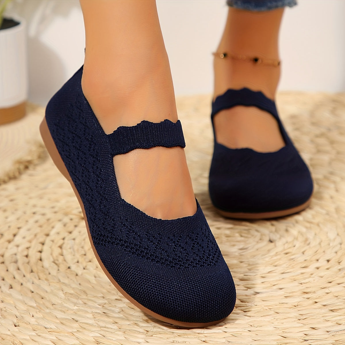 Elegant ballerinas with soft fabric and elegant strap detail for women