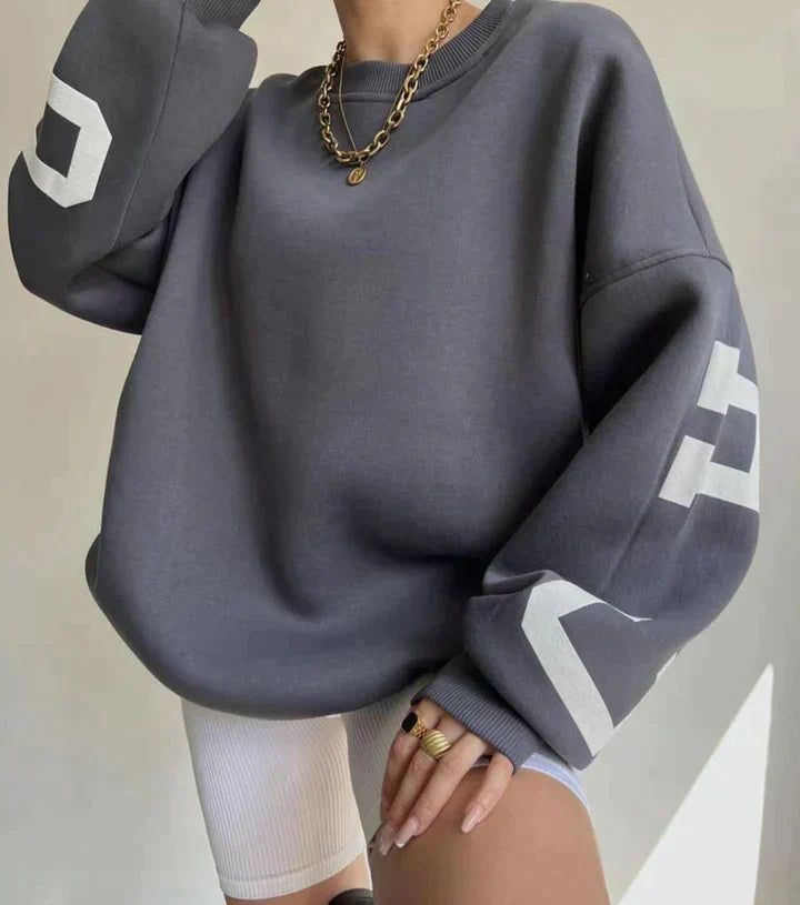 Lola Faites-vous plaisir avec notre élégant pull surdimensionné.