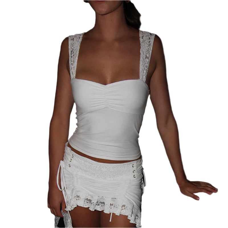 Haut coquette à bretelles en dentelle, col carré et camisole slim froncée