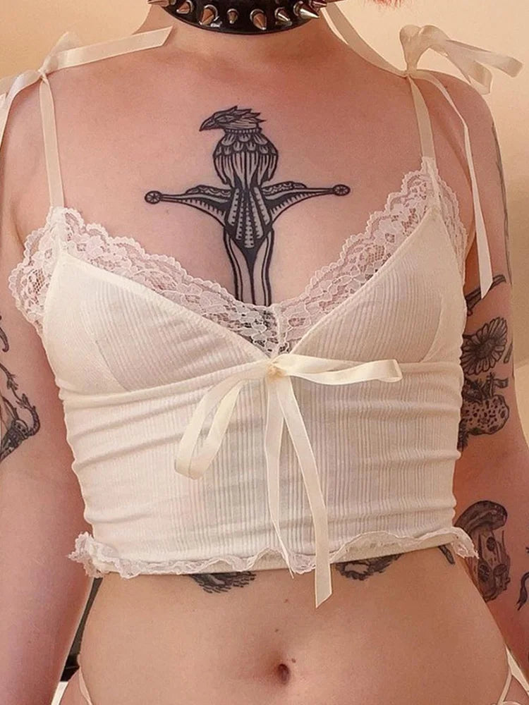 Kort coquette top i hvid blonder med butterfly og æstetisk strikket stil