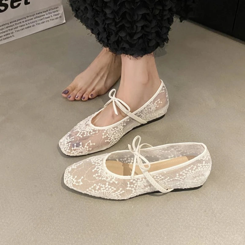 Ballerinas in delicate lace with an elegant bow and a soft slip-on design