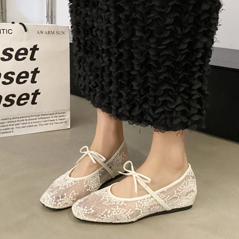 Ballerinas in delicate lace with an elegant bow and a soft slip-on design