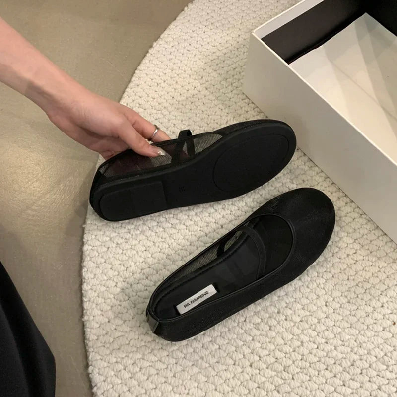 Elegant mesh ballerinas with elastic strap and soft, comfortable sole