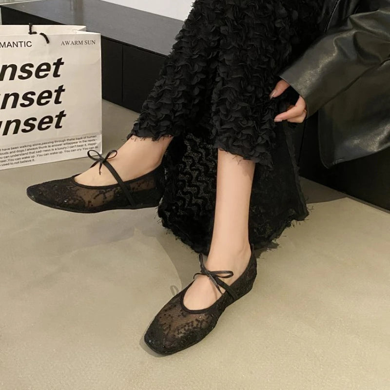 Ballerinas in delicate lace with an elegant bow and a soft slip-on design