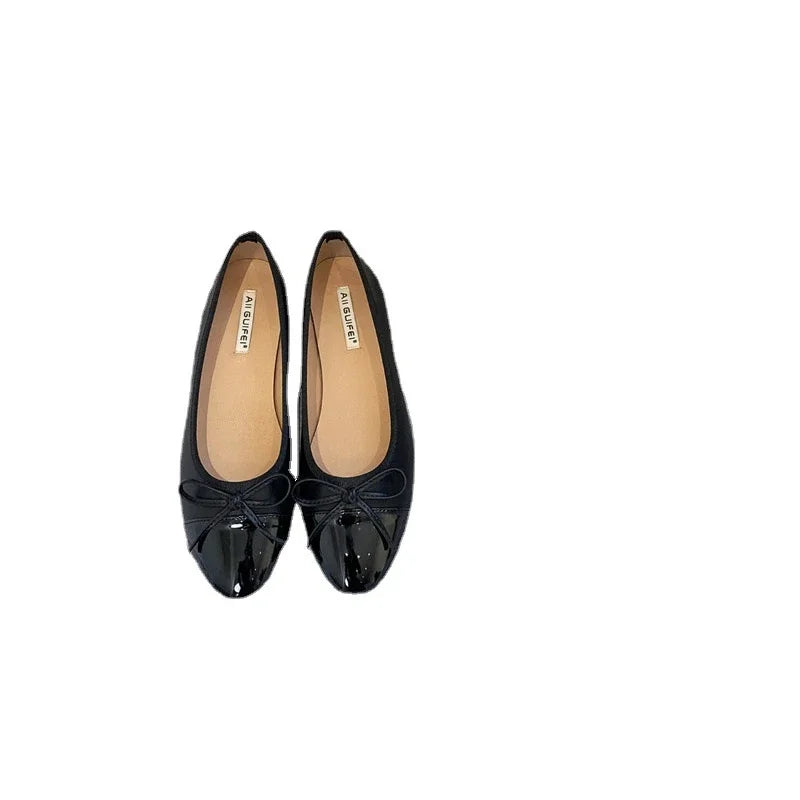 Leather round-toe ballerinas with bow detail and soft, comfortable sole