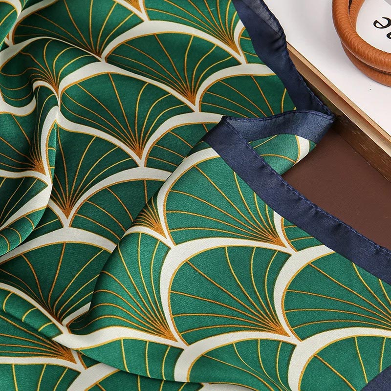 Foulard carré en soie imprimé Art déco vert – Style vintage pour femme
