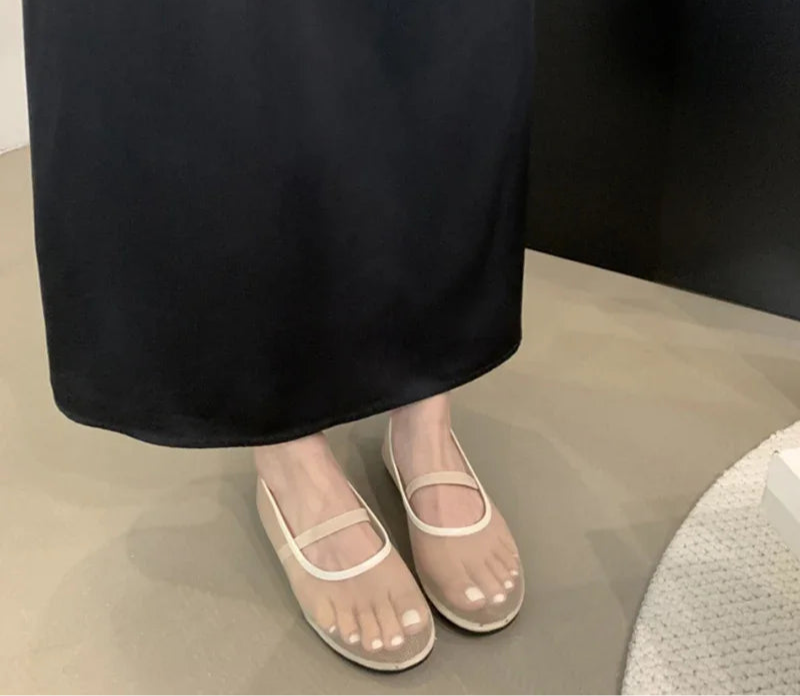 Elegant mesh ballerinas with elastic strap and soft, comfortable sole