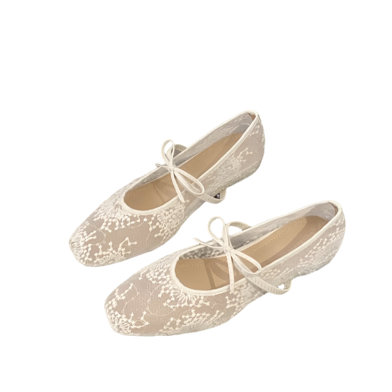 Ballerinas in delicate lace with an elegant bow and a soft slip-on design