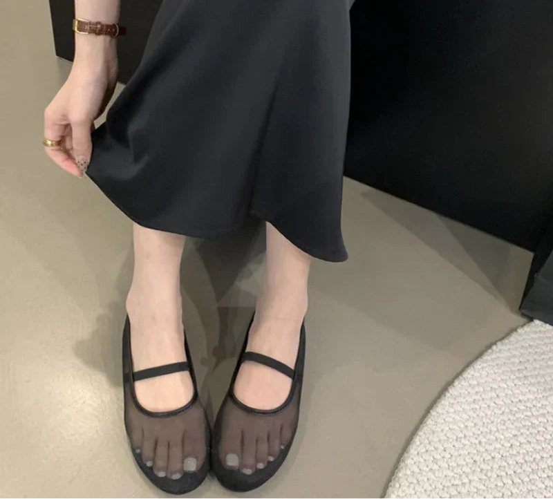 Elegant mesh ballerinas with elastic strap and soft, comfortable sole