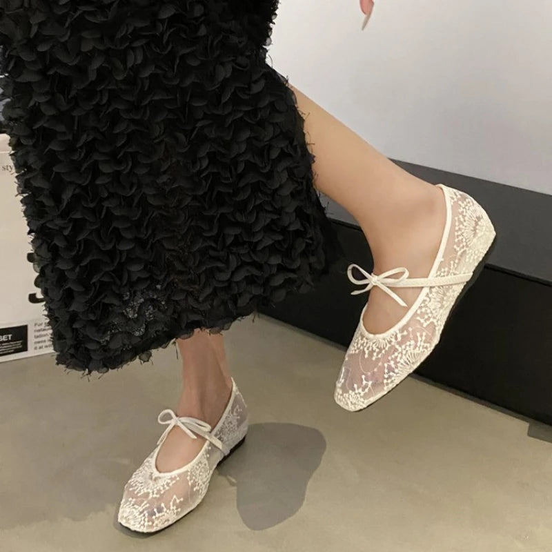 Ballerinas in delicate lace with an elegant bow and a soft slip-on design