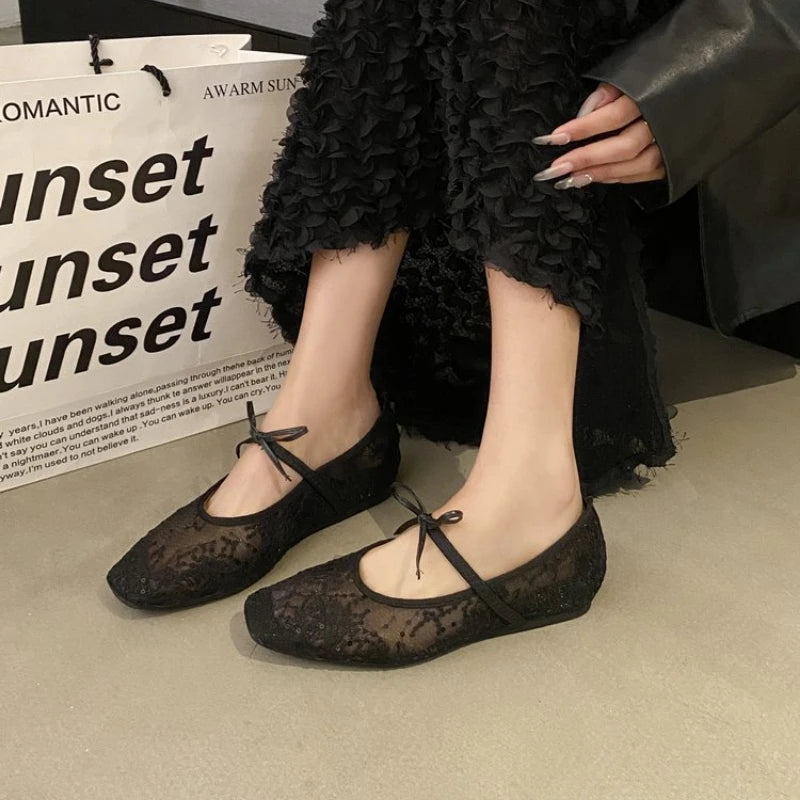 Ballerinas in delicate lace with an elegant bow and a soft slip-on design