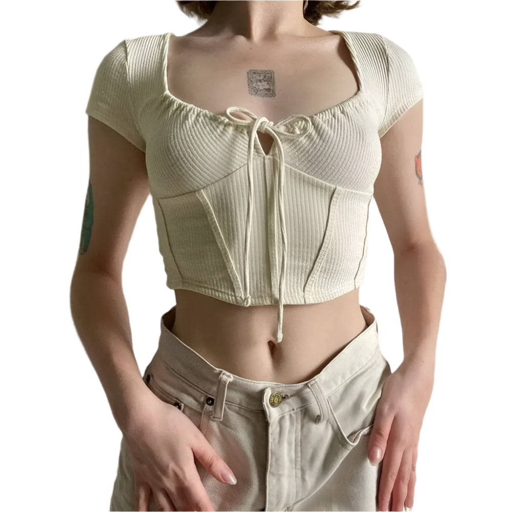Haut esthétique et coquette avec encolure carrée et fermeture à nouer pour femme
