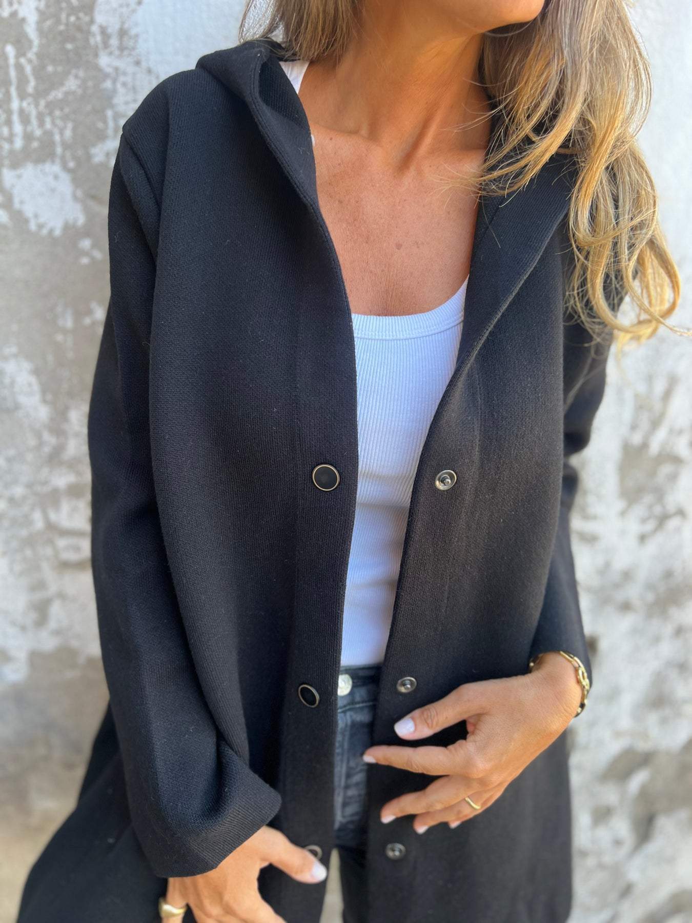 Emélie - Cardigan avec boutons et capuche Covadonga, alliant confort et style décontracté